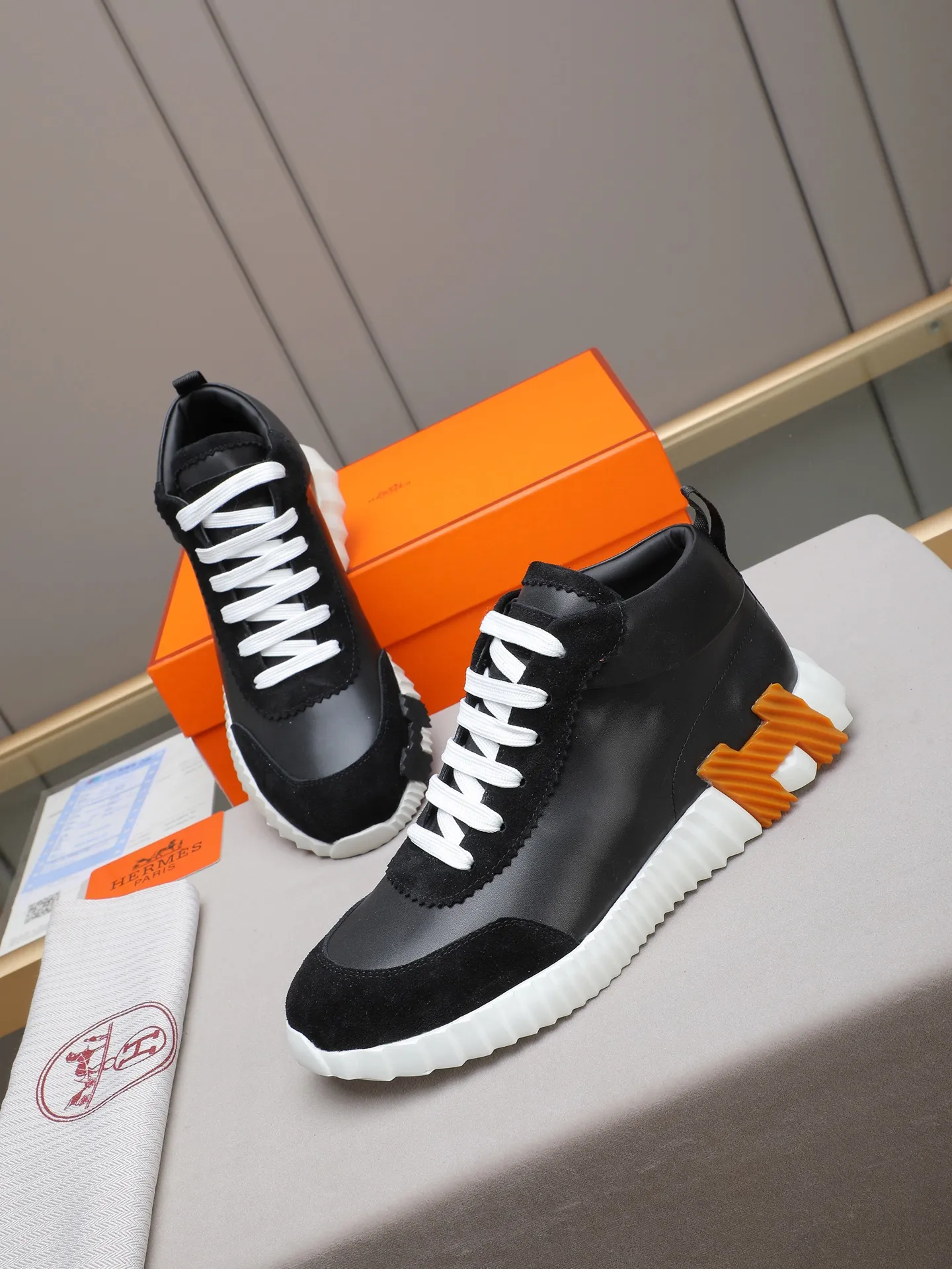 PPP460 (Hermes high-top men's shoes)🆕Men's sports shoes, decorated with textured calfskin details. Spliced ​​with original cowhide, this shoe draws inspiration from the equestrian world, integrating technical details and practical functions. Breathable sheep lining, original combination outsole, high-end quality, and every detail is perfectly combined! Size: 38-44 (45 can be customized)